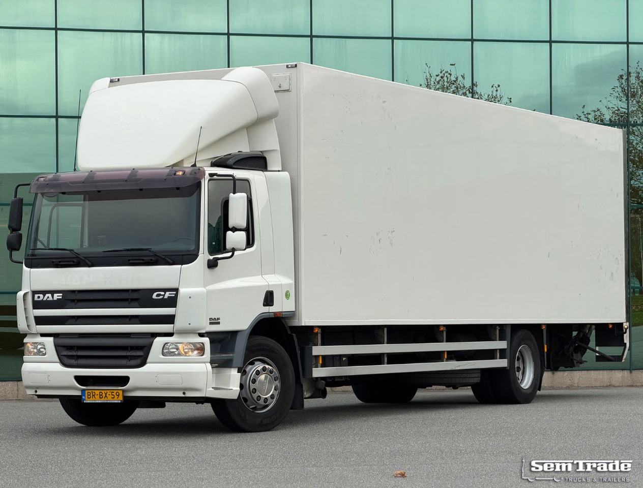 DAF CF 75.250 Euro 3 Manual Gearbox VAN Beurden Isolated BOX Tail Lift Super Condition NL-Truck - Camión caja cerrada: foto 1 DAF CF 75.250 Euro 3 Manual Gearbox VAN Beurden Isolated BOX Tail Lift Super Condition NL-Truck - Camión caja cerrada: foto 1
