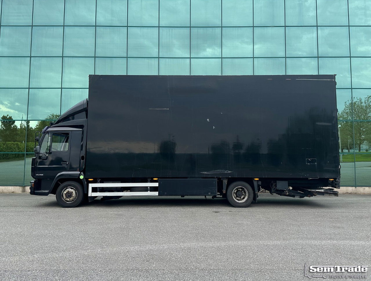 MAN LE 220C Euro 3 Isolated BOX + BOX Heater 740 x 240 x 295 CM Inside Holland Truck - Camión caja cerrada: foto 2 MAN LE 220C Euro 3 Isolated BOX + BOX Heater 740 x 240 x 295 CM Inside Holland Truck - Camión caja cerrada: foto 2