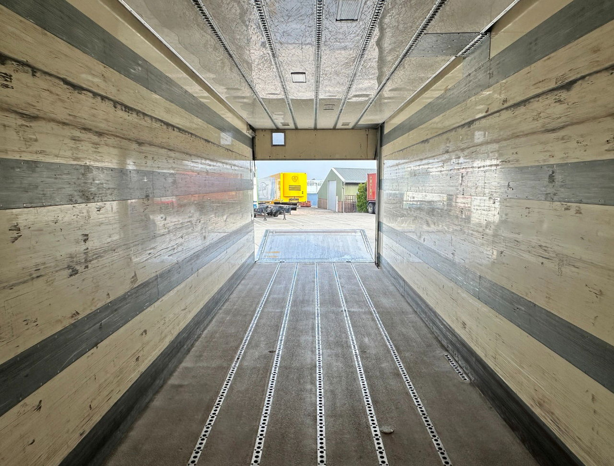 Camión caja cerrada Scania P360 6X2 Euro 5 Manual Gearbox Tail Lift VAN Beurden Isolated BOX Holland-Truck: foto 23