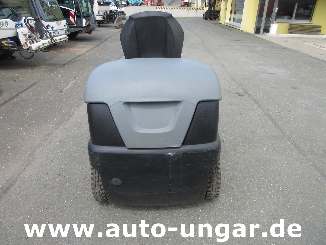 KÄRCHER KM 100/100 RBP Pack 1.280-112.0 elektrische Parkplatzkehrmaschine Hallenkehrmaschine Elektro - Barredora vial: foto 4 KÄRCHER KM 100/100 RBP Pack 1.280-112.0 elektrische Parkplatzkehrmaschine Hallenkehrmaschine Elektro - Barredora vial: foto 4