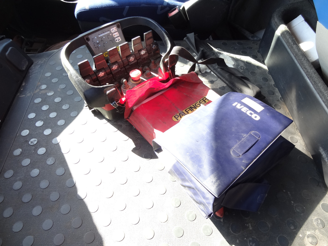 Volquete camión, Camión grúa Iveco Trakker AD340T41 8X4 Kipper Kran Palfinger 23002: foto 6