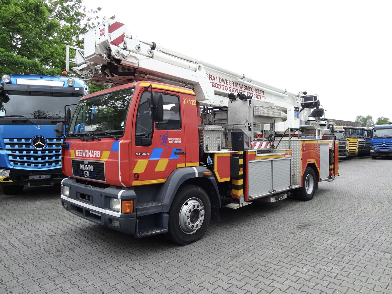 MAN L2000 18.284 Feuerwehr Bronto Skylift 27 Meter - Camión con plataforma elevadora: foto 1 MAN L2000 18.284 Feuerwehr Bronto Skylift 27 Meter - Camión con plataforma elevadora: foto 1
