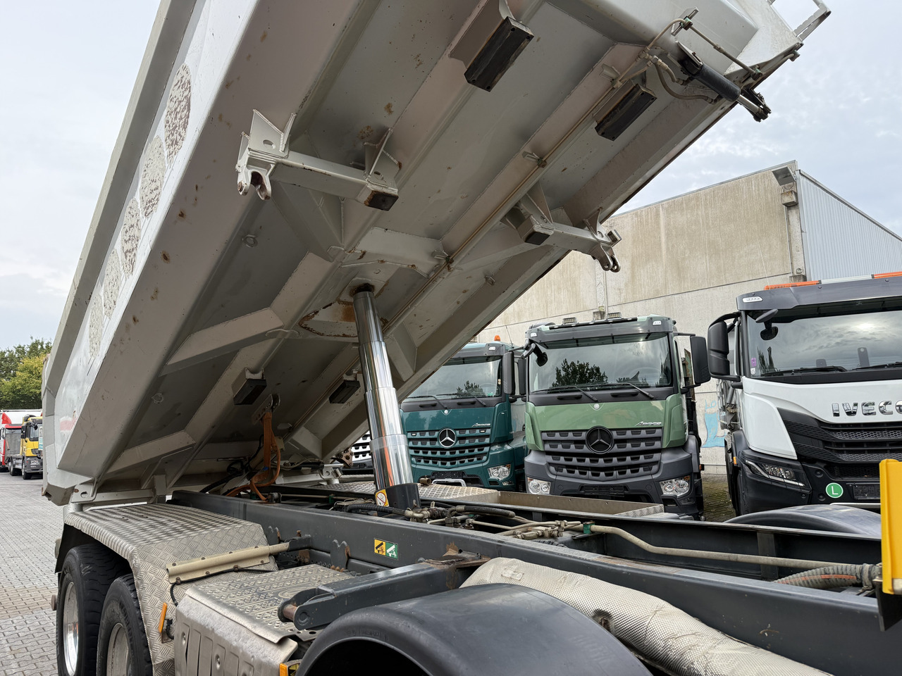 Mercedes-Benz Arocs 3245 K 8X4 - Volquete camión: foto 2 Mercedes-Benz Arocs 3245 K 8X4 - Volquete camión: foto 2