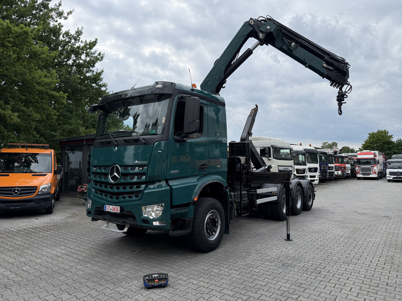 Mercedes-Benz Arocs 3251 8X4 Haken mit Kran HMF 2620 K5 - Multibasculante camión, Camión grúa: foto 1 Mercedes-Benz Arocs 3251 8X4 Haken mit Kran HMF 2620 K5 - Multibasculante camión, Camión grúa: foto 1