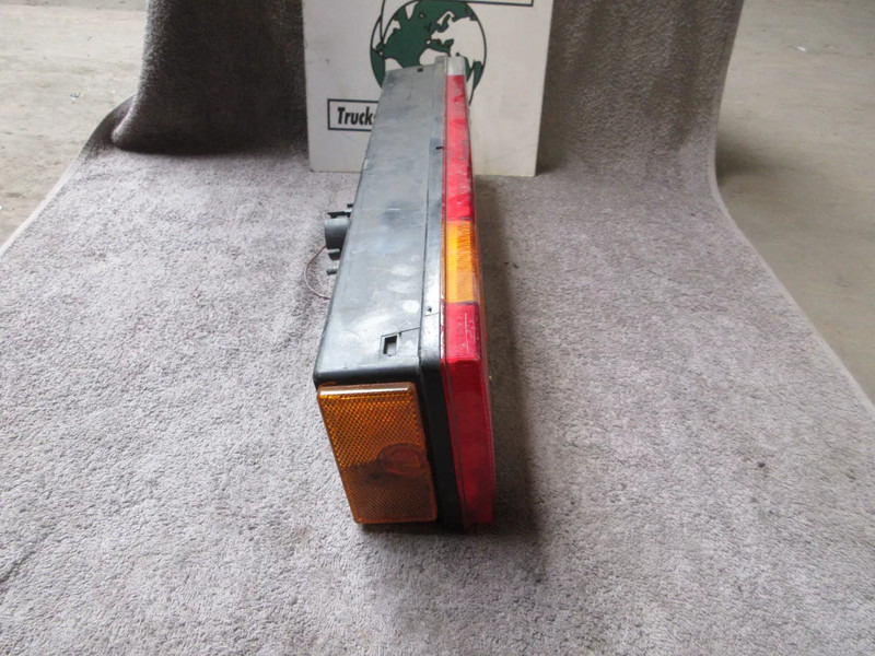 DAF 168460 DAF XF CF ACHTERLAMP EURO 3 // 5 RECHTS - Luz trasera para Camión: foto 2 DAF 168460 DAF XF CF ACHTERLAMP EURO 3 // 5 RECHTS - Luz trasera para Camión: foto 2