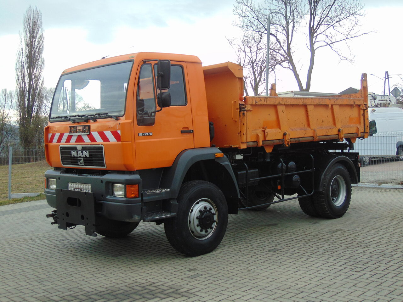 MAN 18-224 4x4 KIPER - Volquete camión: foto 1 MAN 18-224 4x4 KIPER - Volquete camión: foto 1