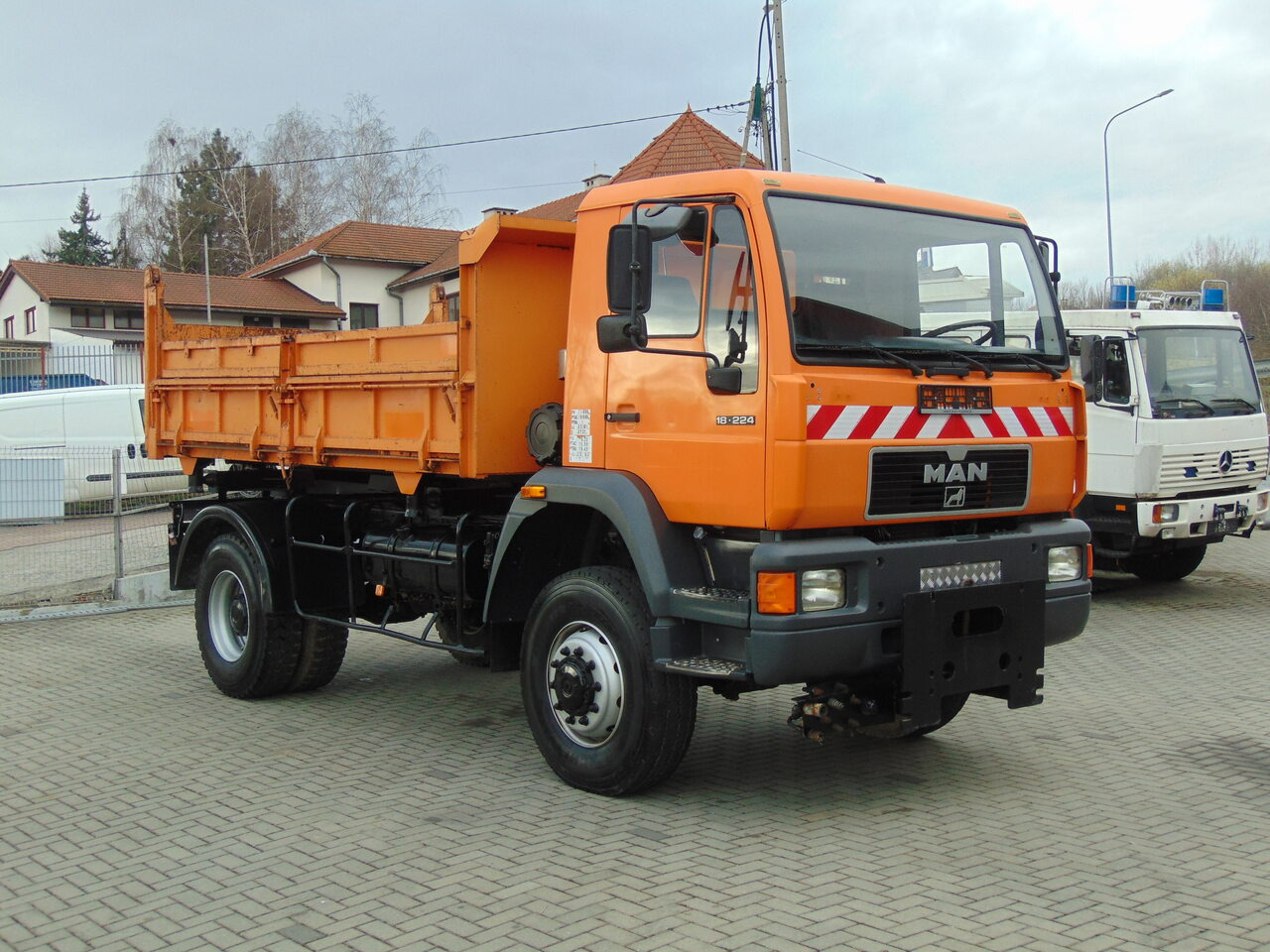 MAN 18-224 4x4 KIPER - Volquete camión: foto 2 MAN 18-224 4x4 KIPER - Volquete camión: foto 2