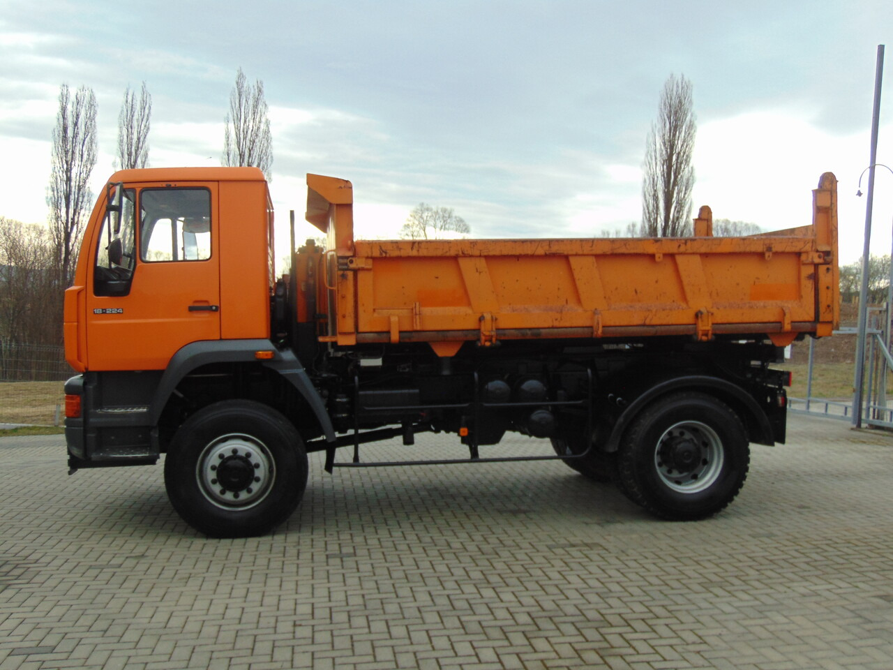 MAN 18-224 4x4 KIPER - Volquete camión: foto 5 MAN 18-224 4x4 KIPER - Volquete camión: foto 5
