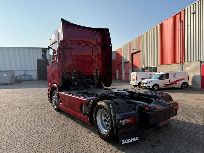 Scania SUPER 560S / ENGINE RUNNING / RETARDER / OVERDRIVE / !!!ONLY:56962 KM!!! / DOUBLE TANK / PARKCOOL / DIGITAL DASH / LEATHER / AUT - Cabeza tractora: foto 3 Scania SUPER 560S / ENGINE RUNNING / RETARDER / OVERDRIVE / !!!ONLY:56962 KM!!! / DOUBLE TANK / PARKCOOL / DIGITAL DASH / LEATHER / AUT - Cabeza tractora: foto 3