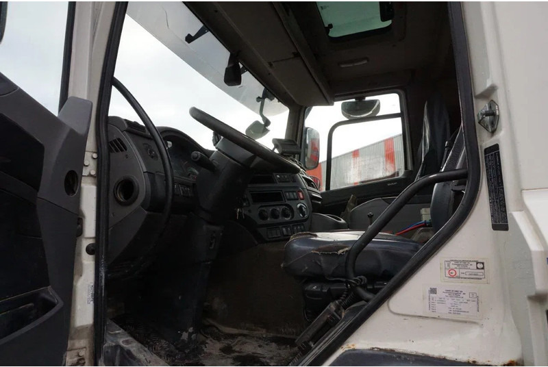 Foto del interior 2: Multibasculante camión DAF CF410 / ENGINE RUNNING / DEB / ACC / LWDS / HOOK 18TON / LIFT AXLE / ONLY:375782 KM / AIRCO / AUTOMATIC / EURO-6 / 2016