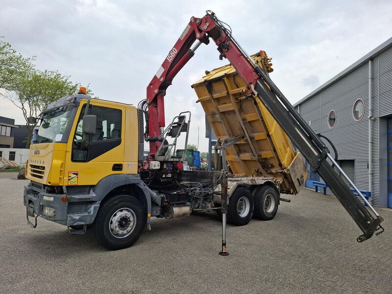 Iveco Trakker 380T35 / 6X4 / 2X BIG AXLE / FULL STEEL / HMF 1560 K2 REMOTE / 2SIDE TIPPER / 335304 KM / NEW TURBO / AIRCO / EURO-3 / 2 - Camión grúa: foto 2 Iveco Trakker 380T35 / 6X4 / 2X BIG AXLE / FULL STEEL / HMF 1560 K2 REMOTE / 2SIDE TIPPER / 335304 KM / NEW TURBO / AIRCO / EURO-3 / 2 - Camión grúa: foto 2