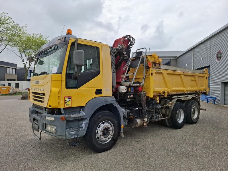 Iveco Trakker 380T35 / 6X4 / 2X BIG AXLE / FULL STEEL / HMF 1560 K2 REMOTE / 2SIDE TIPPER / 335304 KM / NEW TURBO / AIRCO / EURO-3 / 2 - Camión grúa: foto 3 Iveco Trakker 380T35 / 6X4 / 2X BIG AXLE / FULL STEEL / HMF 1560 K2 REMOTE / 2SIDE TIPPER / 335304 KM / NEW TURBO / AIRCO / EURO-3 / 2 - Camión grúa: foto 3