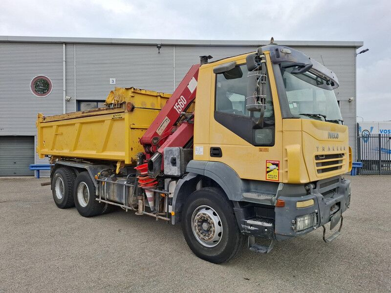Iveco Trakker 380T35 / 6X4 / 2X BIG AXLE / FULL STEEL / HMF 1560 K2 REMOTE / 2SIDE TIPPER / 335304 KM / NEW TURBO / AIRCO / EURO-3 / 2 - Camión grúa: foto 5 Iveco Trakker 380T35 / 6X4 / 2X BIG AXLE / FULL STEEL / HMF 1560 K2 REMOTE / 2SIDE TIPPER / 335304 KM / NEW TURBO / AIRCO / EURO-3 / 2 - Camión grúa: foto 5