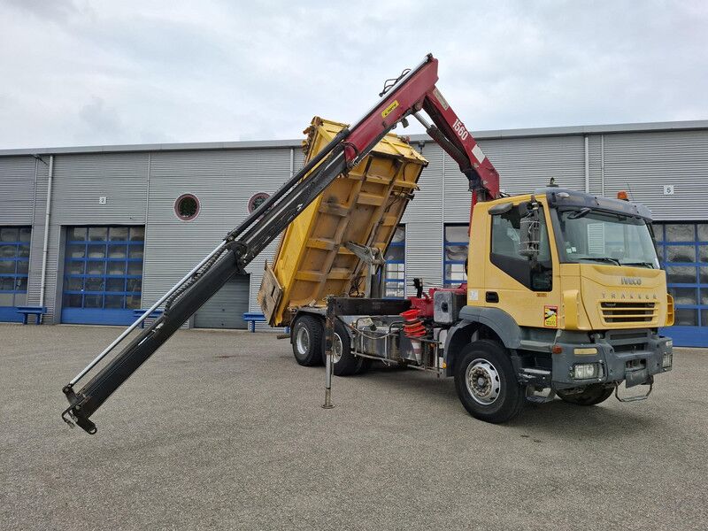 Iveco Trakker 380T35 / 6X4 / 2X BIG AXLE / FULL STEEL / HMF 1560 K2 REMOTE / 2SIDE TIPPER / 335304 KM / NEW TURBO / AIRCO / EURO-3 / 2 - Camión grúa: foto 4 Iveco Trakker 380T35 / 6X4 / 2X BIG AXLE / FULL STEEL / HMF 1560 K2 REMOTE / 2SIDE TIPPER / 335304 KM / NEW TURBO / AIRCO / EURO-3 / 2 - Camión grúa: foto 4