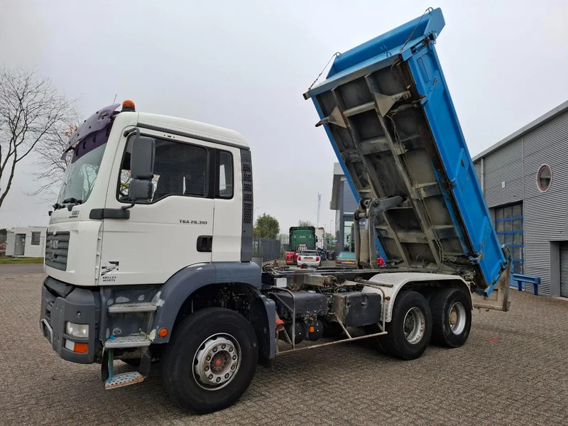 MAN TGA 26.310 / 6X4 / 2XBIG AXLE / 2SIDE TIPPER / ONLY:545423 KM / TUV:06-05-2026 / FULL-STEEL / AIRCO / MANUAL / EURO-4 / 2005 - Volquete camión: foto 1 MAN TGA 26.310 / 6X4 / 2XBIG AXLE / 2SIDE TIPPER / ONLY:545423 KM / TUV:06-05-2026 / FULL-STEEL / AIRCO / MANUAL / EURO-4 / 2005 - Volquete camión: foto 1