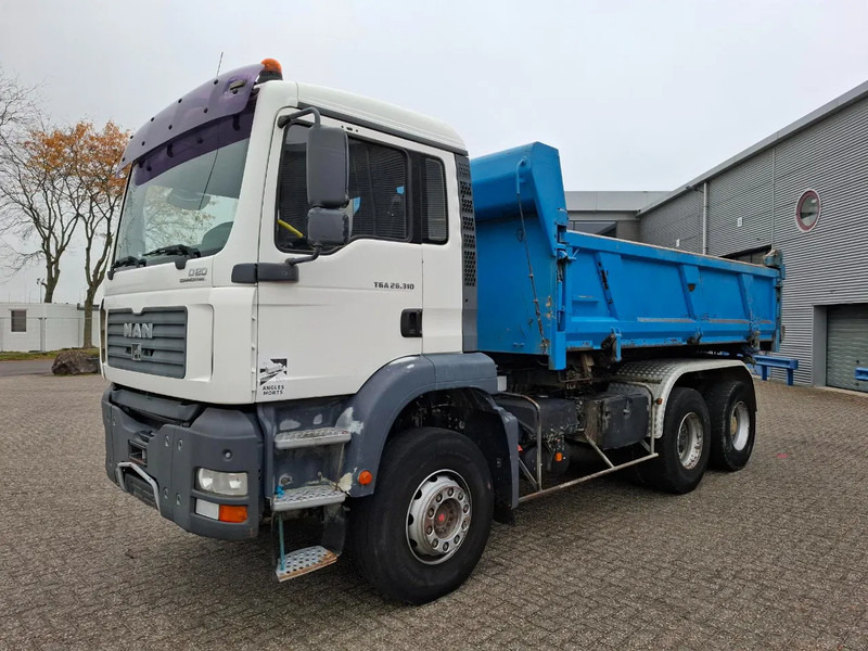 MAN TGS 26.310 / 6X4 / 2XBIG AXLE / 2SIDE TIPPER / ONLY:545423 KM / TUV:06-05-2026 / FULL-STEEL / AIRCO / MANUAL / EURO-4 / 2005 - Volquete camión: foto 3 MAN TGS 26.310 / 6X4 / 2XBIG AXLE / 2SIDE TIPPER / ONLY:545423 KM / TUV:06-05-2026 / FULL-STEEL / AIRCO / MANUAL / EURO-4 / 2005 - Volquete camión: foto 3
