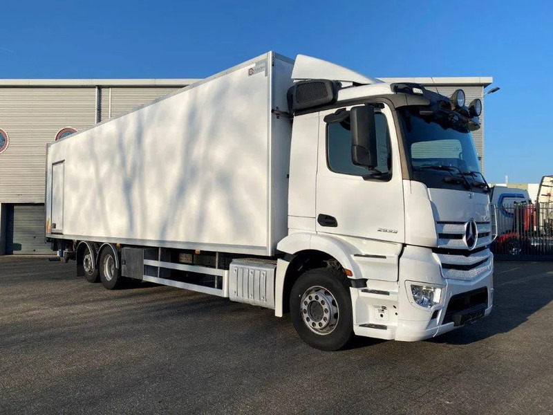 Mercedes-Benz Antos 2533 / LIFT AXLE / HEATED CLOSED BOX / PLATFORM 2000 KG / ONLY:506959 KM / SIDE DOOR / AUTOMATIC / EURO-6 / 2019 - Camión caja cerrada: foto 2 Mercedes-Benz Antos 2533 / LIFT AXLE / HEATED CLOSED BOX / PLATFORM 2000 KG / ONLY:506959 KM / SIDE DOOR / AUTOMATIC / EURO-6 / 2019 - Camión caja cerrada: foto 2