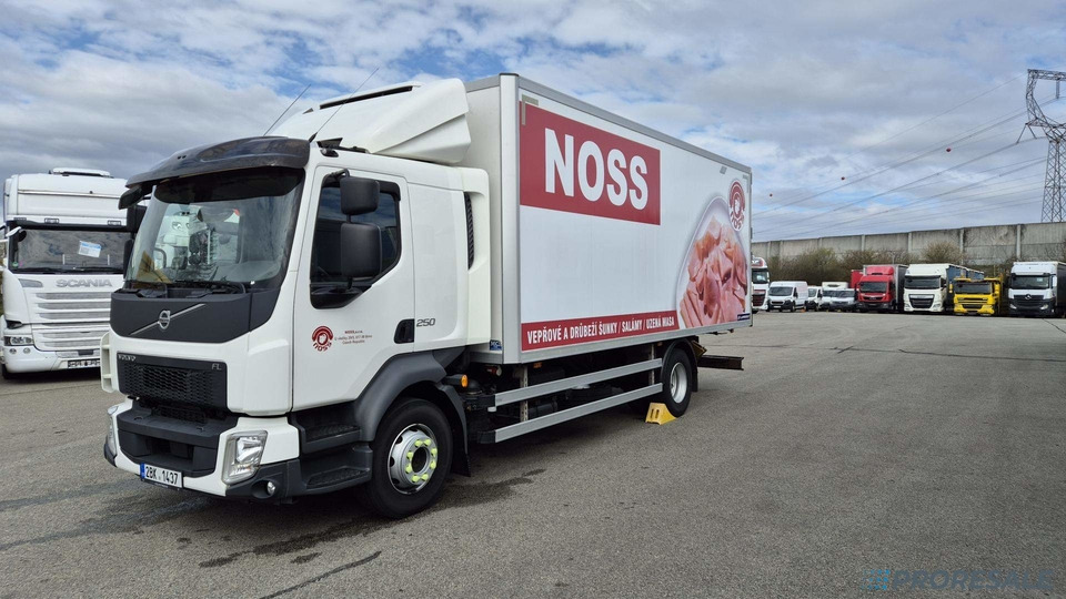 VOLVO FL 250 BB EURO 6 - mrazírna + CARRIER XARIOS 600 EL MAXI - Frigorífico camión: foto 2 VOLVO FL 250 BB EURO 6 - mrazírna + CARRIER XARIOS 600 EL MAXI - Frigorífico camión: foto 2