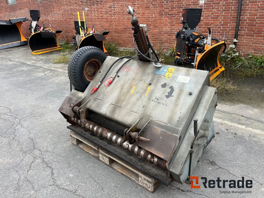 Fjærås 600/1350 liftophængt selvlæssende salt/grusudlægger. - Equipo de construcción: foto 2 Fjærås 600/1350 liftophængt selvlæssende salt/grusudlægger. - Equipo de construcción: foto 2