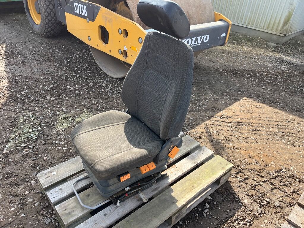 Forskelligt udstyr Førersæde til VOLVO Hjullæsser VOLVO Hjullæser - Asiento para Maquinaria de construcción: foto 1 Forskelligt udstyr Førersæde til VOLVO Hjullæsser VOLVO Hjullæser - Asiento para Maquinaria de construcción: foto 1