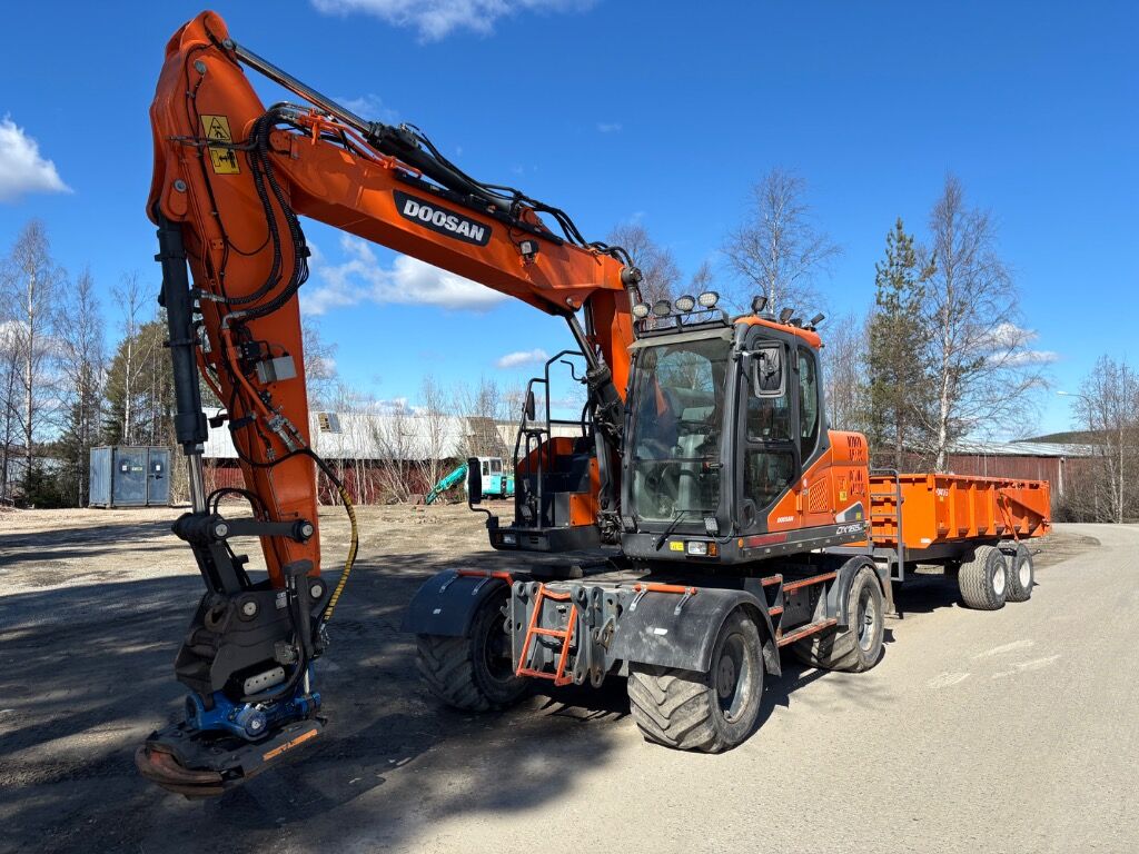 Grävmaskin Doosan DX165W-5 med vagn och flertal redskap - Excavadora de ruedas: foto 4 Grävmaskin Doosan DX165W-5 med vagn och flertal redskap - Excavadora de ruedas: foto 4