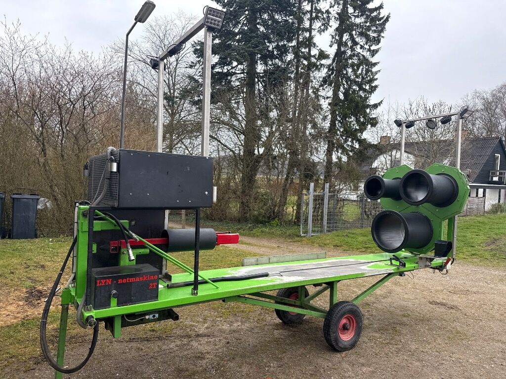 Bovlund netmaskine til juletræer / Christmas tree netting machine - Implemento para Maquinaria agrícola: foto 1 Bovlund netmaskine til juletræer / Christmas tree netting machine - Implemento para Maquinaria agrícola: foto 1