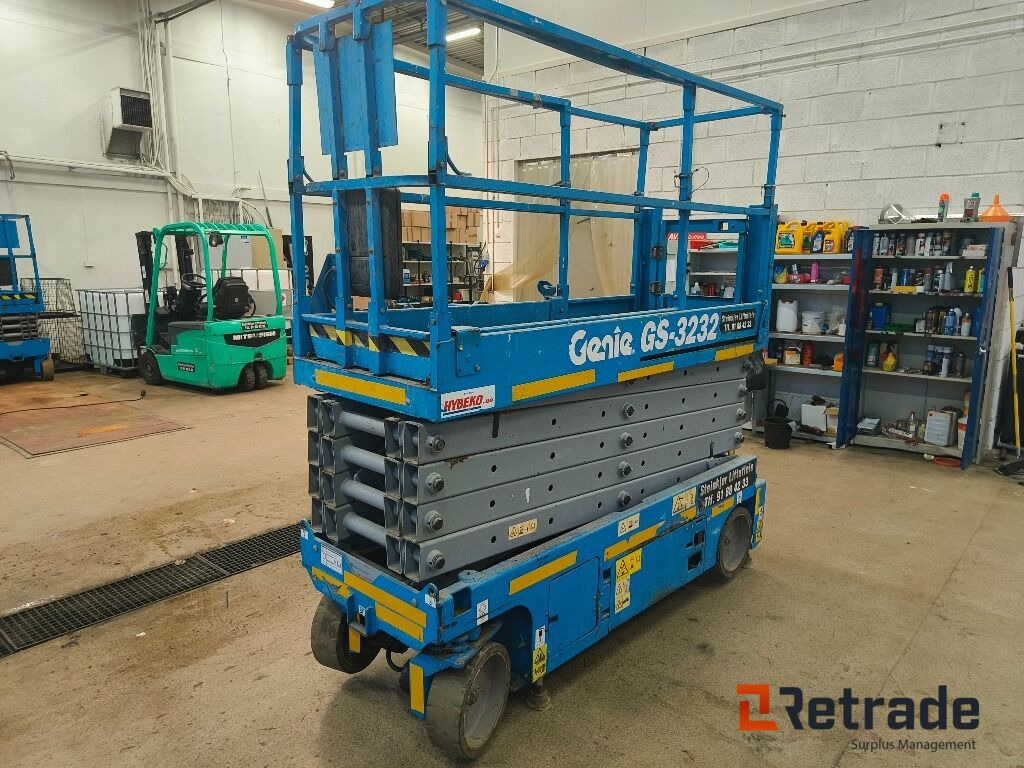 Genie GS-3232, 12m, Sakselift med støttelabber - Maquinaria de construcción: foto 1 Genie GS-3232, 12m, Sakselift med støttelabber - Maquinaria de construcción: foto 1