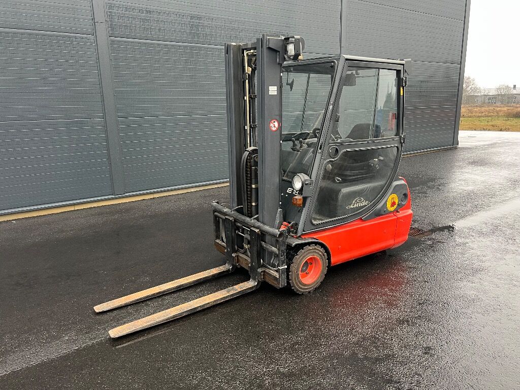 Motvikstruck/Gaffeltruck Linde E18C-02 2004 + laddare - Carretilla elevadora eléctrica: foto 1 Motvikstruck/Gaffeltruck Linde E18C-02 2004 + laddare - Carretilla elevadora eléctrica: foto 1