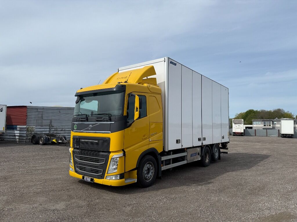 Skåpbil VOLVO FH - Camión caja cerrada: foto 1 Skåpbil VOLVO FH - Camión caja cerrada: foto 1