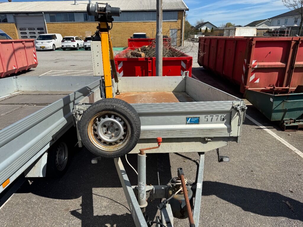Unsinn 1800kg tiptrailer m 350kg kran - Remolque de coche: foto 2 Unsinn 1800kg tiptrailer m 350kg kran - Remolque de coche: foto 2