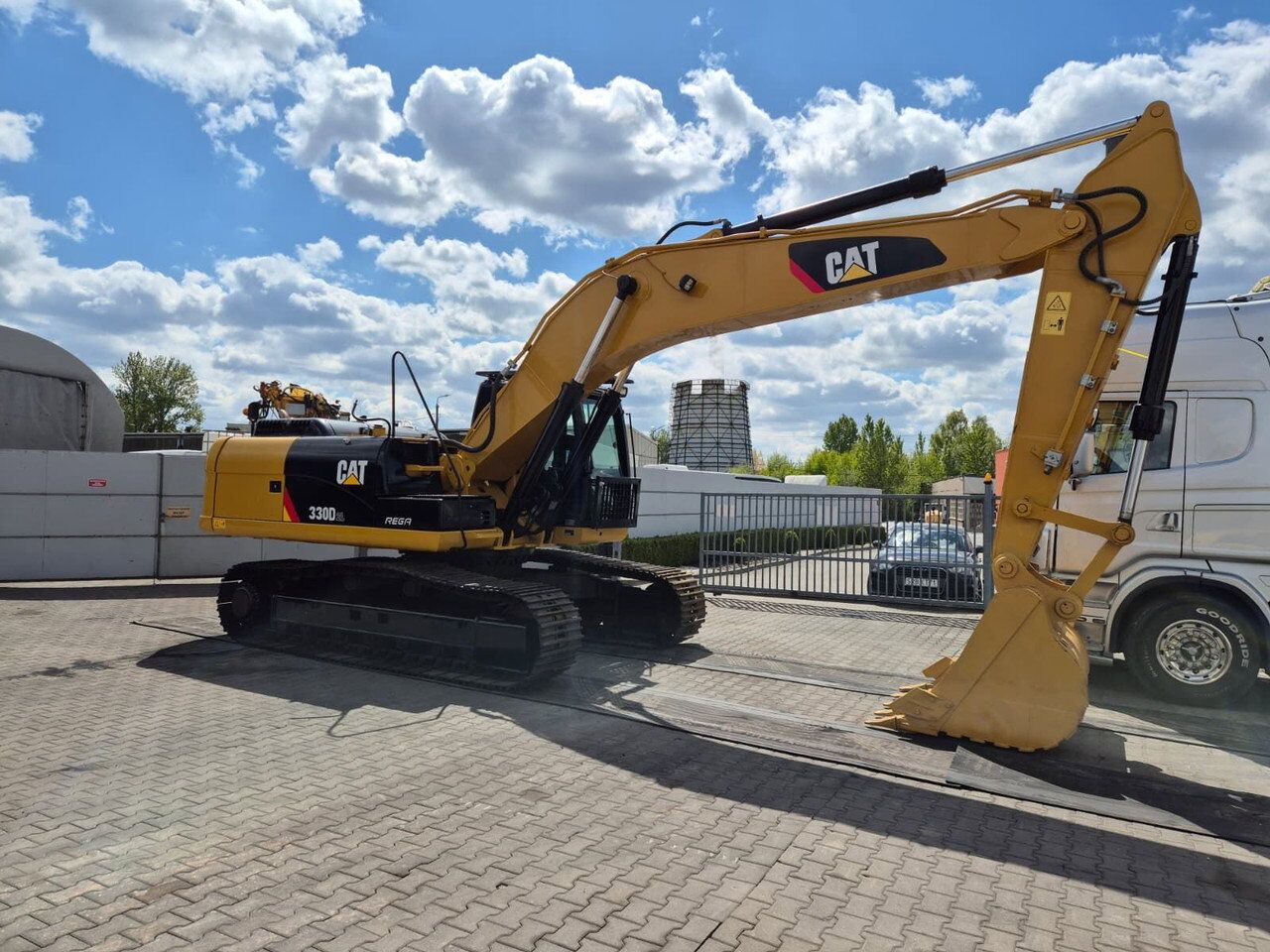 CATERPILLAR CAT 330D2L / LOW MTH / Like NEW / GPS/4 different Spoons/Cheap t - Excavadora de cadenas: foto 2 CATERPILLAR CAT 330D2L / LOW MTH / Like NEW / GPS/4 different Spoons/Cheap t - Excavadora de cadenas: foto 2