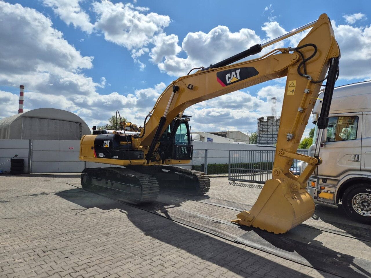 CATERPILLAR CAT 330D2L / LOW MTH / Like NEW / GPS/4 different Spoons/Cheap t - Excavadora de cadenas: foto 1 CATERPILLAR CAT 330D2L / LOW MTH / Like NEW / GPS/4 different Spoons/Cheap t - Excavadora de cadenas: foto 1