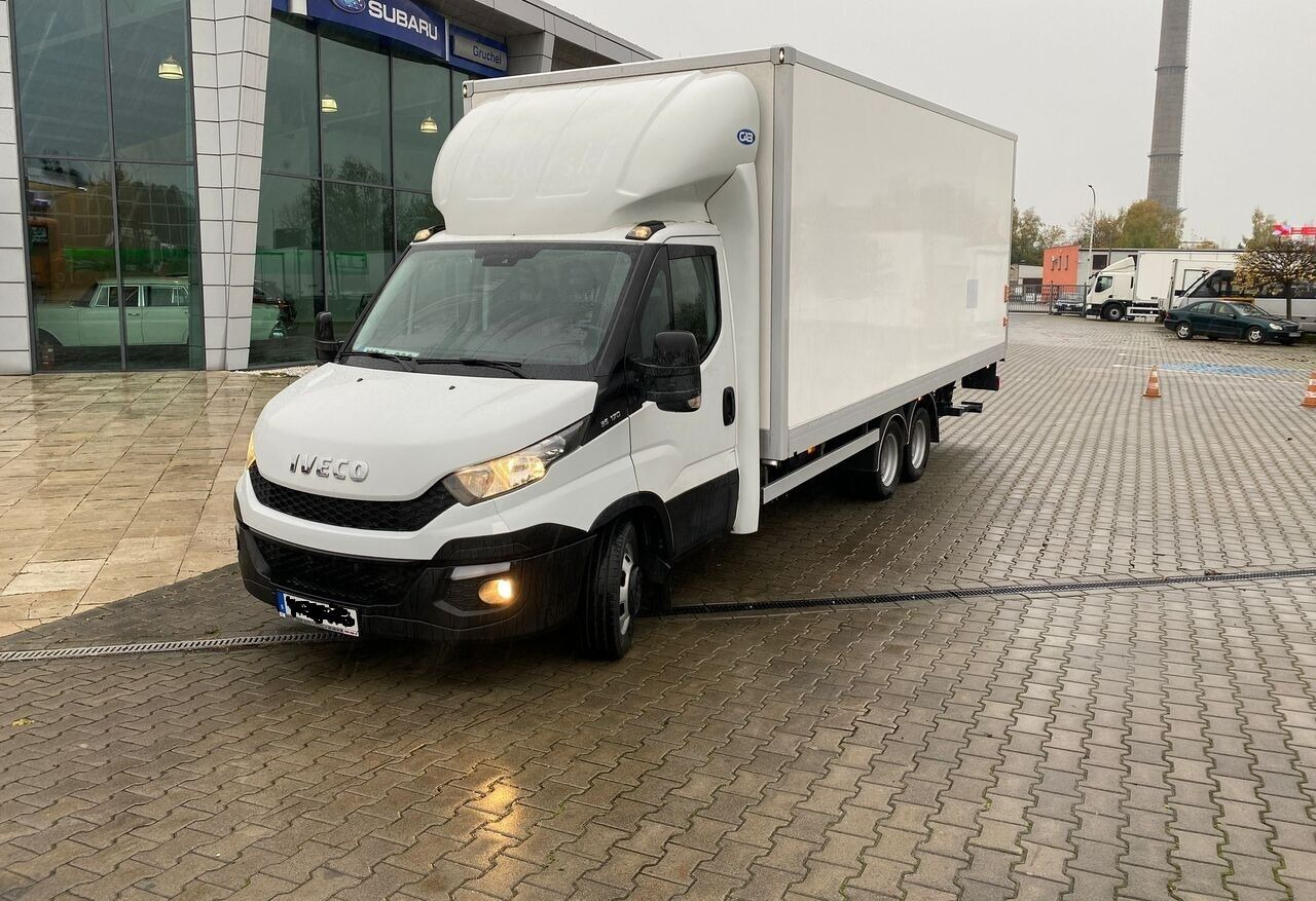 Iveco Daily 35C18 35C180 / Container / Veldhuizen Trailer / 3 Axes / KAT. B+ - Camión caja cerrada: foto 1 Iveco Daily 35C18 35C180 / Container / Veldhuizen Trailer / 3 Axes / KAT. B+ - Camión caja cerrada: foto 1