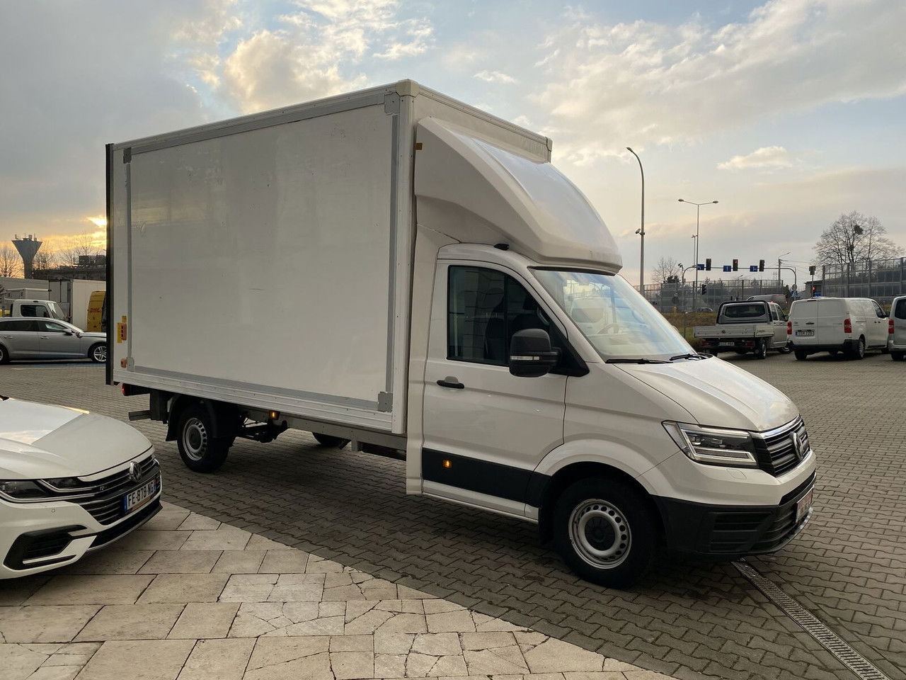 Furgoneta VOLKSWAGEN Crafter 2.0 TDI 177HP / High Container / Lift 750KG / Super Cond: foto 8