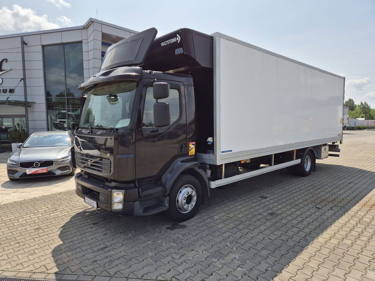 Volvo FL 240 - Camión caja cerrada: foto 1 Volvo FL 240 - Camión caja cerrada: foto 1