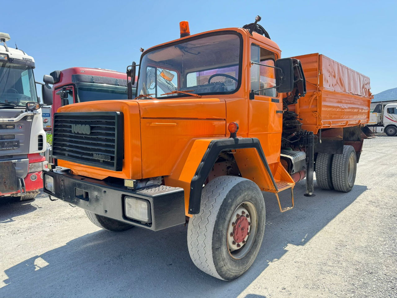 Iveco 160-23 4x4 tipper - crane 9m - Volquete camión: foto 1 Iveco 160-23 4x4 tipper - crane 9m - Volquete camión: foto 1