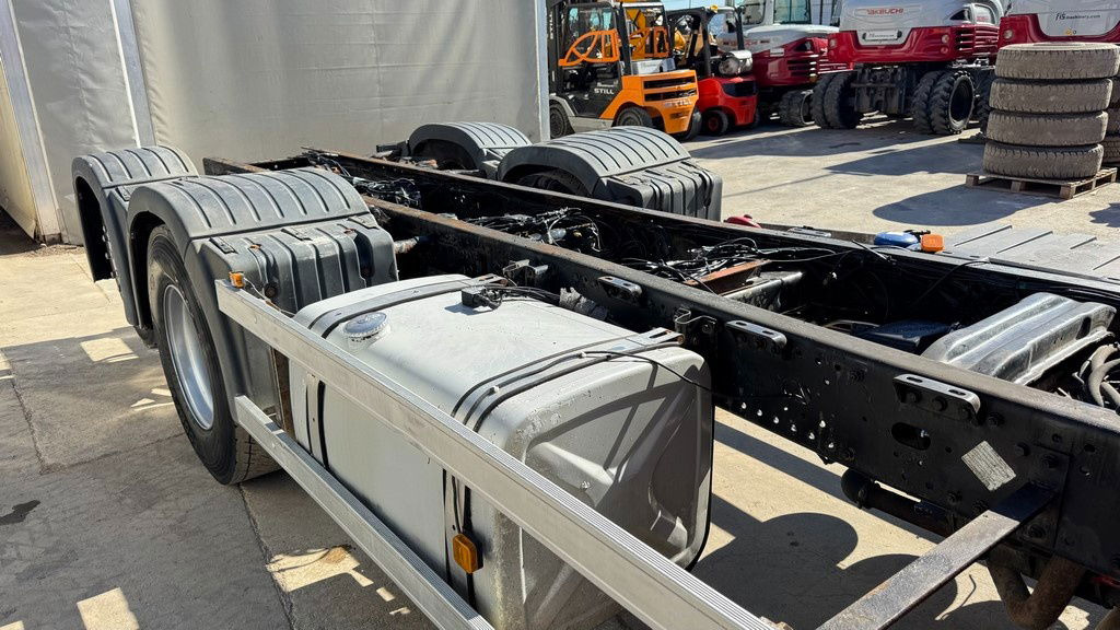 MAN TGA 26.460 6X2 chassis - lifitng axle - Chasis camión: foto 4 MAN TGA 26.460 6X2 chassis - lifitng axle - Chasis camión: foto 4