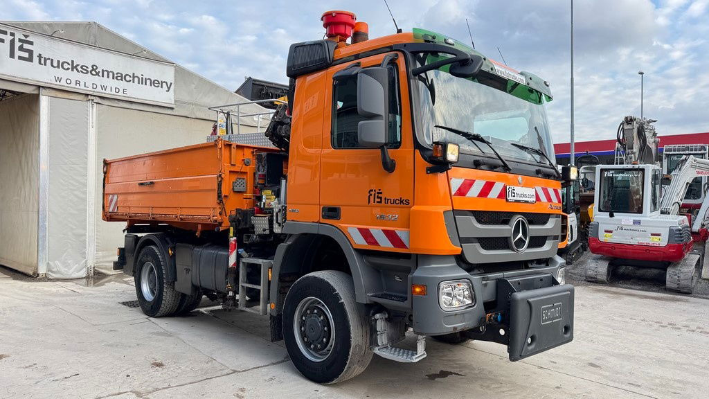 Mercedes-Benz Actros 1832 AK tipper 4x4 - crane Fassi 9.2M - remote control - Volquete camión: foto 4 Mercedes-Benz Actros 1832 AK tipper 4x4 - crane Fassi 9.2M - remote control - Volquete camión: foto 4