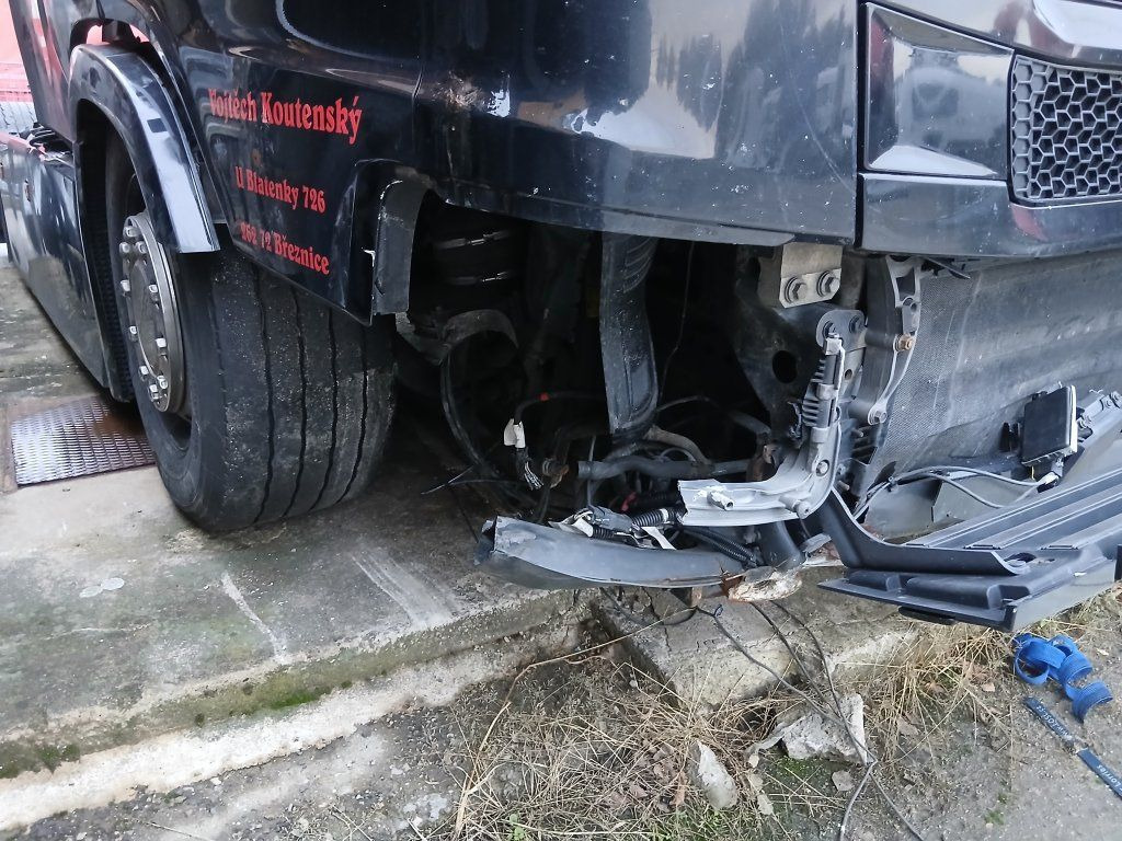 Scania R450 MEGA/lowdeck Unfall / damage - Cabeza tractora: foto 4 Scania R450 MEGA/lowdeck Unfall / damage - Cabeza tractora: foto 4