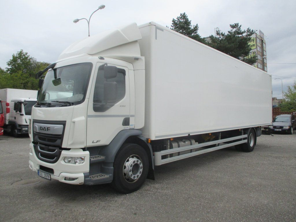 DAF 18.290 - Camión caja cerrada: foto 1 DAF 18.290 - Camión caja cerrada: foto 1