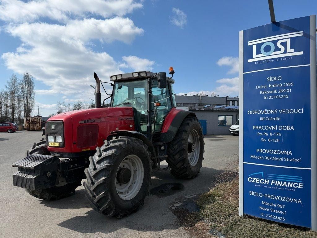 Massey Ferguson MF8260 - Tractor: foto 1 Massey Ferguson MF8260 - Tractor: foto 1