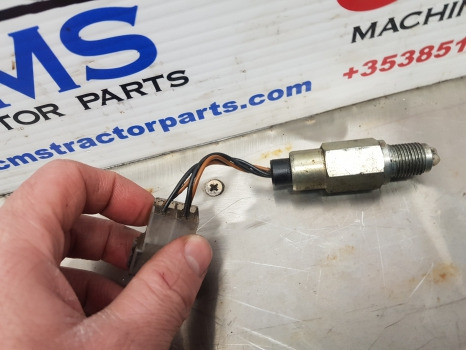 Deutz Agrotron 110, 120, 135, 4.95, 6.05 Service Brake Switch 04414692 - Sistema eléctrico: foto 5 Deutz Agrotron 110, 120, 135, 4.95, 6.05 Service Brake Switch 04414692 - Sistema eléctrico: foto 5