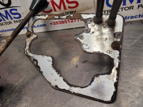 Ford 10 Series, Sq Cab Gear Change Panel With Loader Lever With Cable - Palanca de cambio para Tractor: foto 2 Ford 10 Series, Sq Cab Gear Change Panel With Loader Lever With Cable - Palanca de cambio para Tractor: foto 2