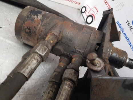 Ford 555, 7910, 8210 Orbital Steering Motor Valve Assy 86604767, 86585452 - Dirección para Tractor: foto 3 Ford 555, 7910, 8210 Orbital Steering Motor Valve Assy 86604767, 86585452 - Dirección para Tractor: foto 3