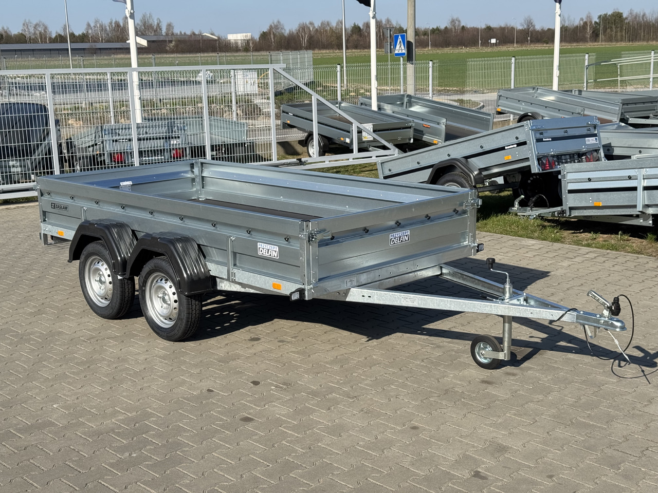ZASŁAW 300T - przyczepa skrzyniowa 2 osie / 750kg - Remolque de coche: foto 1 ZASŁAW 300T - przyczepa skrzyniowa 2 osie / 750kg - Remolque de coche: foto 1