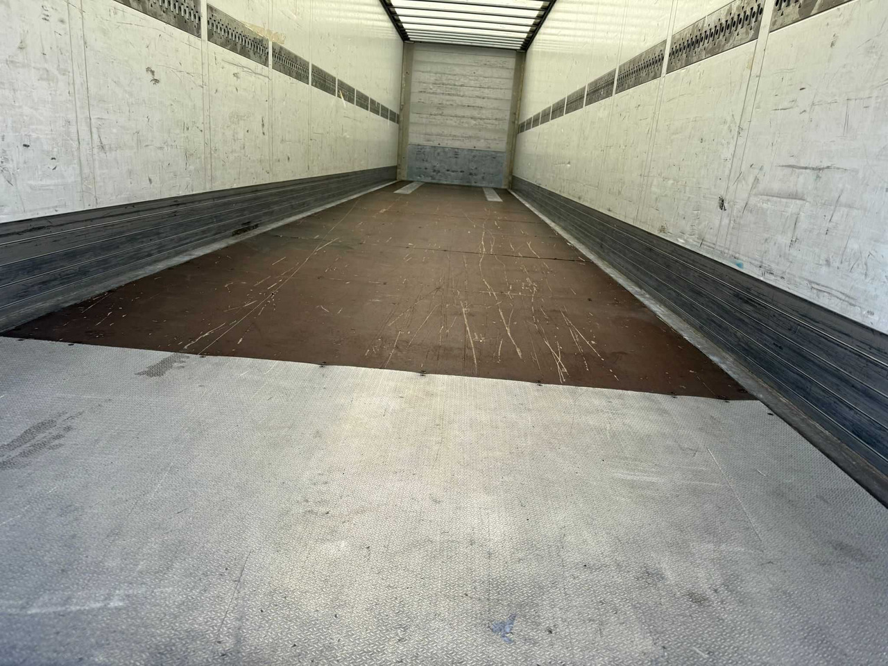 Schmitz Izoterma Kontener Box, 2017r, roleta , 481083 km , z Francji - Isotérmico semirremolque: foto 4 Schmitz Izoterma Kontener Box, 2017r, roleta , 481083 km , z Francji - Isotérmico semirremolque: foto 4
