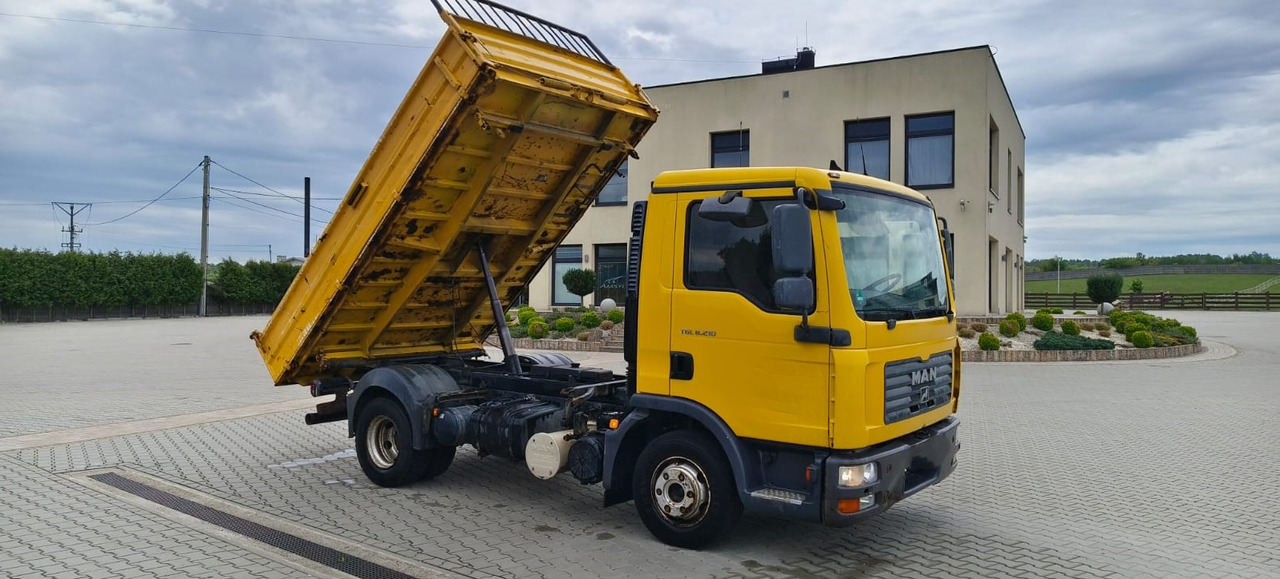 MAN TGL 8.210 * 2007 * 3-stronny KIPER * NOWE OPONY * MANUAL * RESOR * 3 MIEJSCA - Volquete camión: foto 1 MAN TGL 8.210 * 2007 * 3-stronny KIPER * NOWE OPONY * MANUAL * RESOR * 3 MIEJSCA - Volquete camión: foto 1