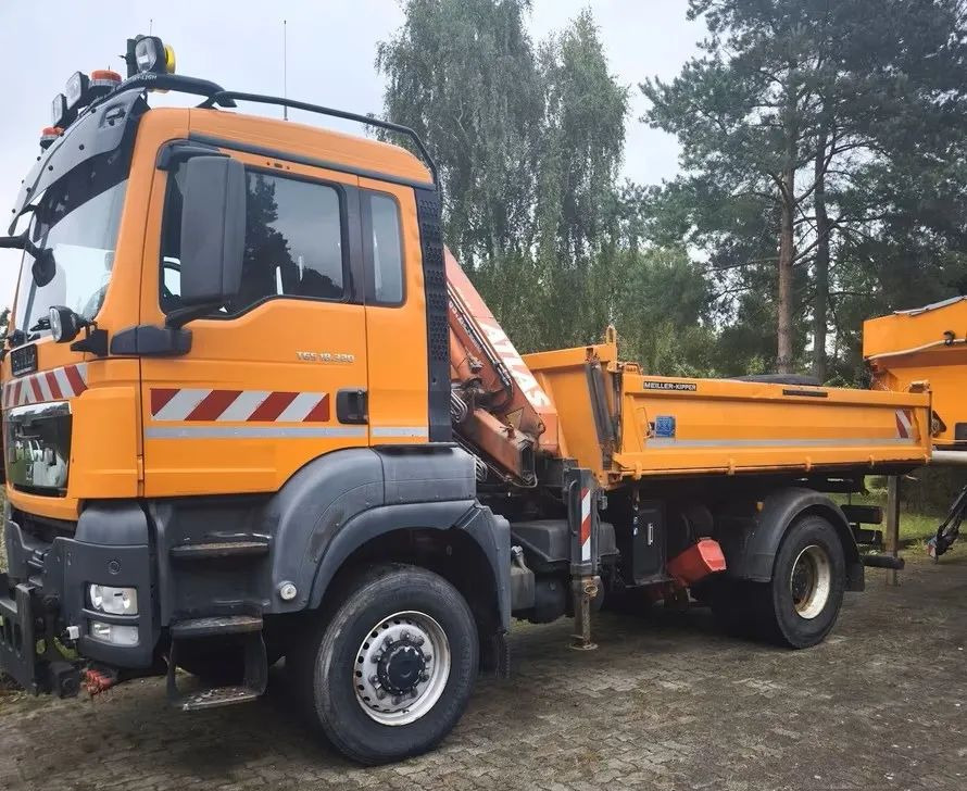 MAN TGS (2012) 18.320 4x4 – Wywrotka trójstronna + Kran Atlas | Komunalny | Euro 5 - Volquete camión: foto 1 MAN TGS (2012) 18.320 4x4 – Wywrotka trójstronna + Kran Atlas | Komunalny | Euro 5 - Volquete camión: foto 1