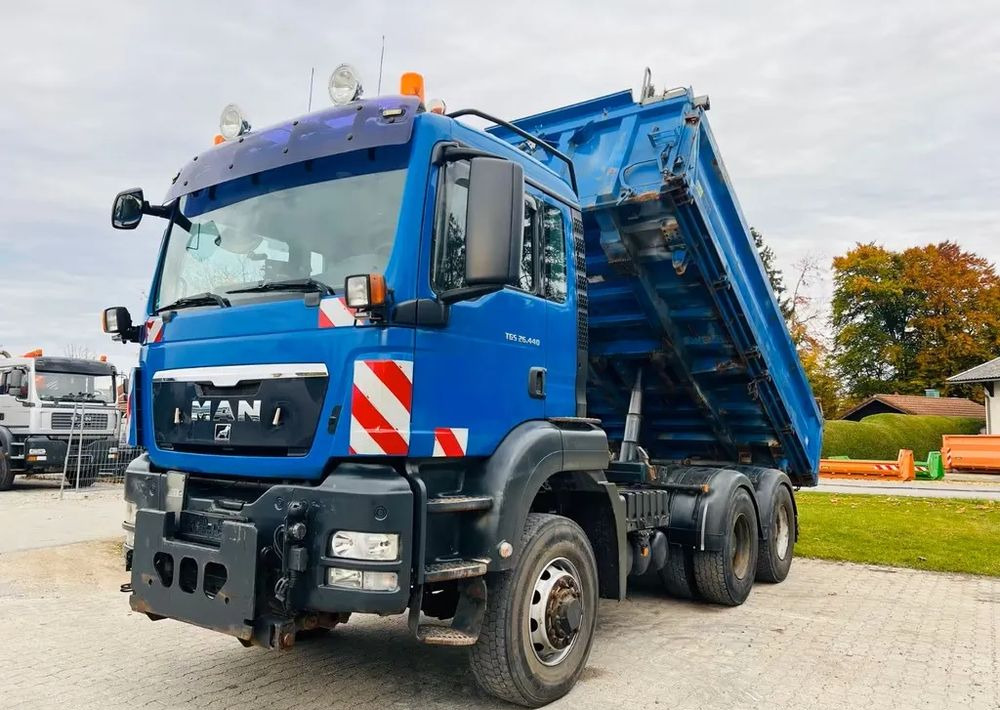 MAN TGS 26.440 6x6 Hydrodrive – Meiller 3-stronny wywrotka / Manual / Retarder / Tempomat / Euro 5 - Volquete camión: foto 1 MAN TGS 26.440 6x6 Hydrodrive – Meiller 3-stronny wywrotka / Manual / Retarder / Tempomat / Euro 5 - Volquete camión: foto 1