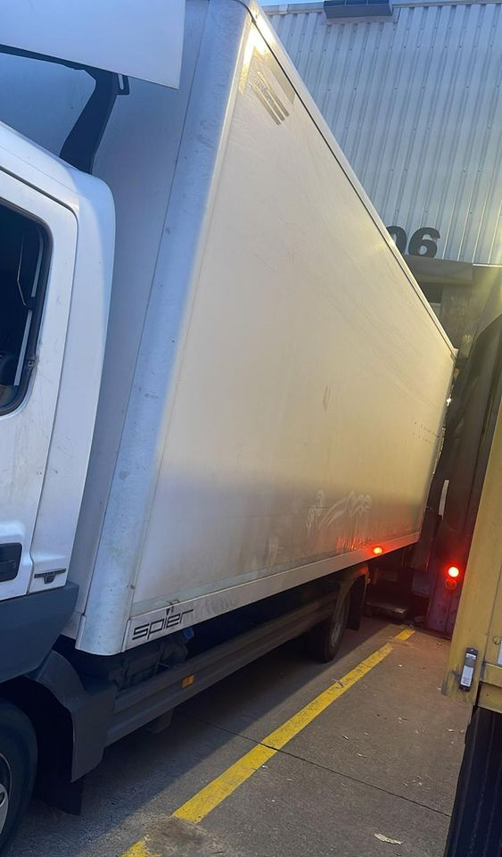 Mercedes-Benz Atego 818 w zabudowie kontener (furgon zamknięty| Euro 6 | 4x2 | Winda - Furgón: foto 3 Mercedes-Benz Atego 818 w zabudowie kontener (furgon zamknięty| Euro 6 | 4x2 | Winda - Furgón: foto 3